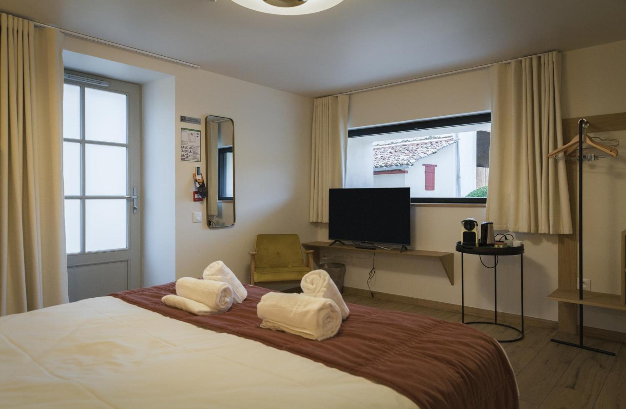 Domaine De L'Ecorcerie Hotel Fontaine-le-Comte Ngoại thất bức ảnh